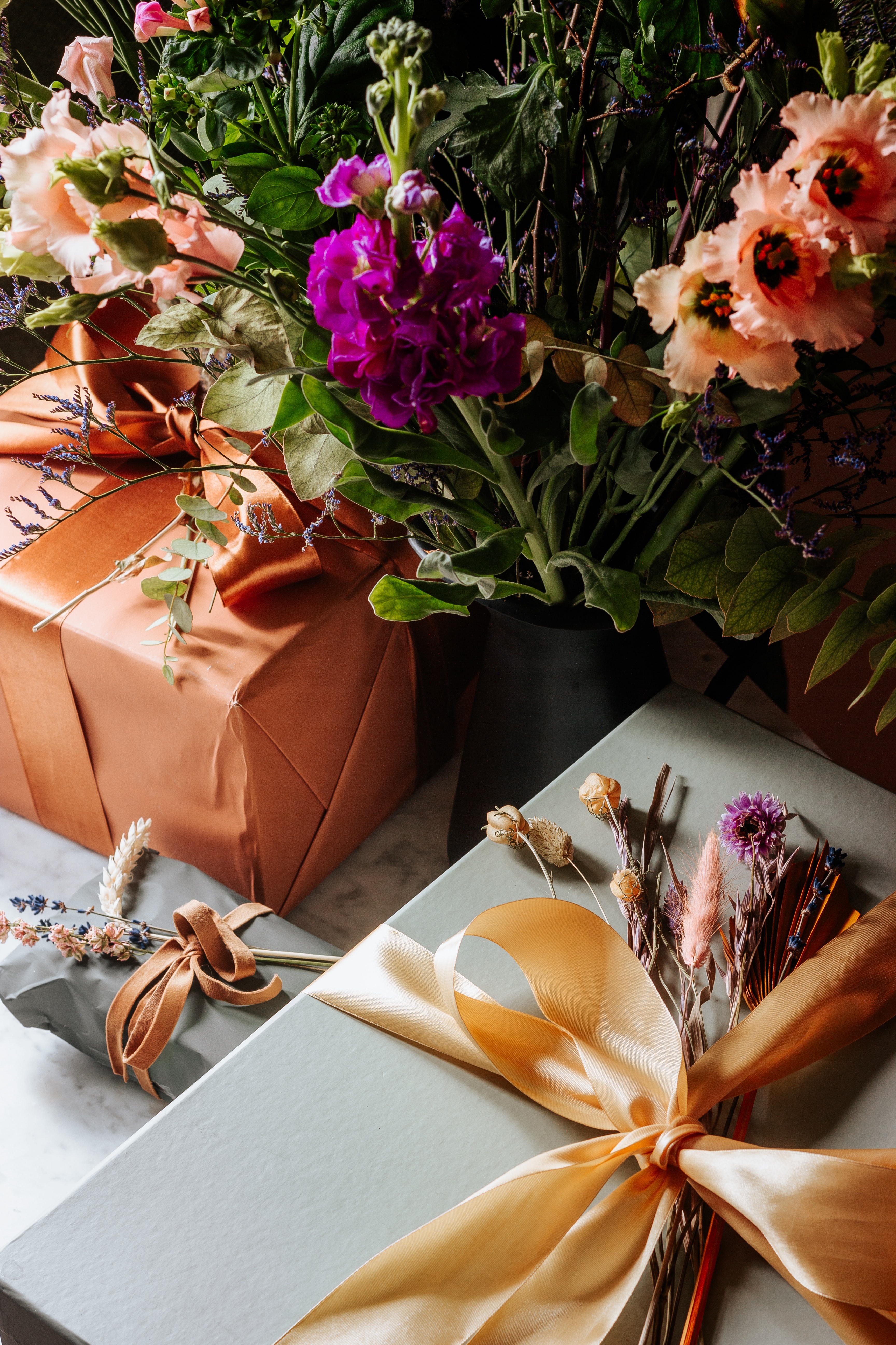 Emballage cadeau naturel : tendance des fleurs séchées